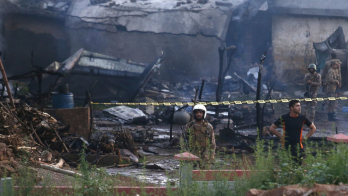 Soldados resguardan la zona donde cayó un avión militar paquistaní.