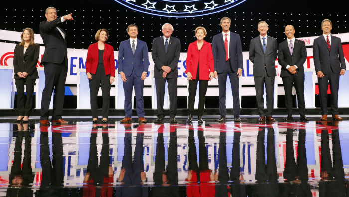 Los aspirantes presidenciales del Partido Demócrata de EE.UU. sostuvieron la noche del martes el primero de dos debates.