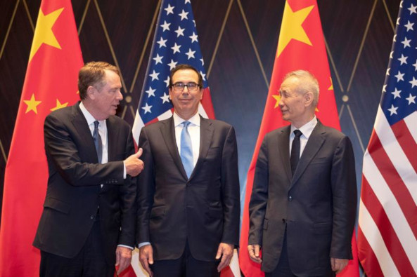 El secretario del Tesoro de EE.UU.,  Steven Mnuchin, el representante comercial, Robert Lighthizer y Liu He, vice primer ministro .