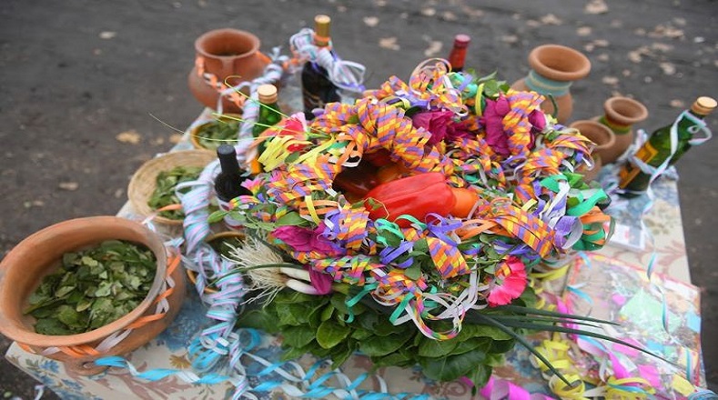 Este acto energético fue bautizado por los pioneros de este ritual como Corparchada, festín del que se sirve la Pachamama como recompensa por la protección y alimentación que ha regalado a sus hijos durante todo el año. 