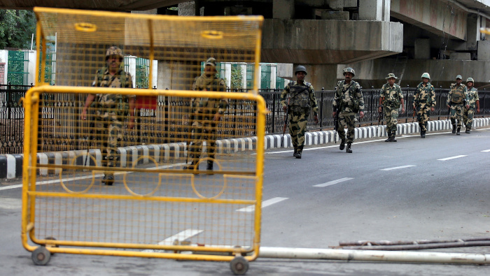 Fuerzas de seguridad de India patrulla una carretera desierta en Srinagar, Cachemira.