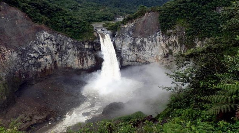 La cascada San Rafael pertenece a la Amazonía ecuatoriana, posee una altura de 150 metros de altura y 14 metros de ancho, lo que la sitúa como la caída de agua más alta de todo Ecuador.
