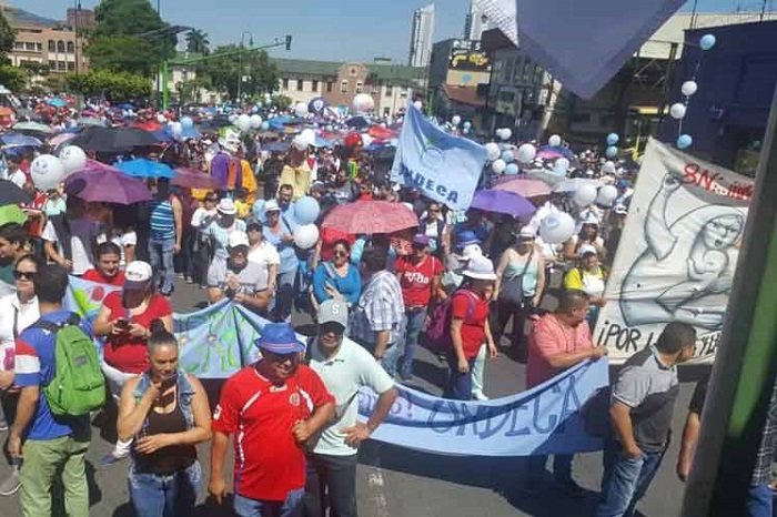 Las huelgas se suman a las protestas contra las medidas neoliberales del presidente de Costa Rica, Carlos Alvarado.