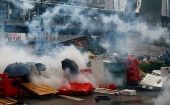 Los manifestantes antigubernamentales arrojaron objetos contra la policía de Hong Kong, por lo que se empleó gas lacrimógeno en la protesta.