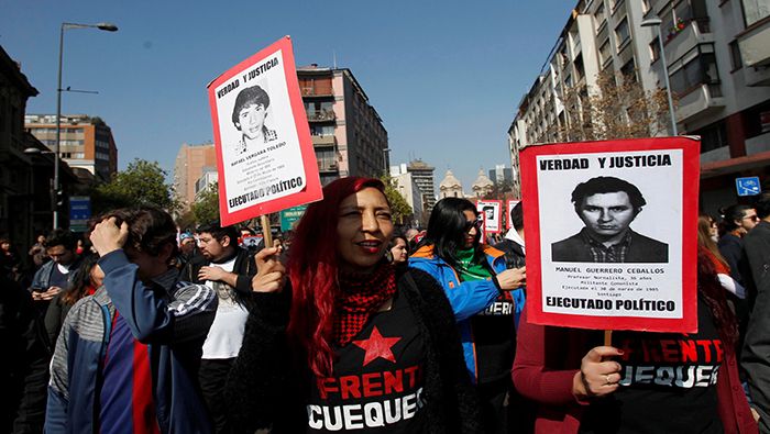 Chilenos demandan justicia por sus familiares desaparecidos y asesinados en la dictadura de Pinochet.