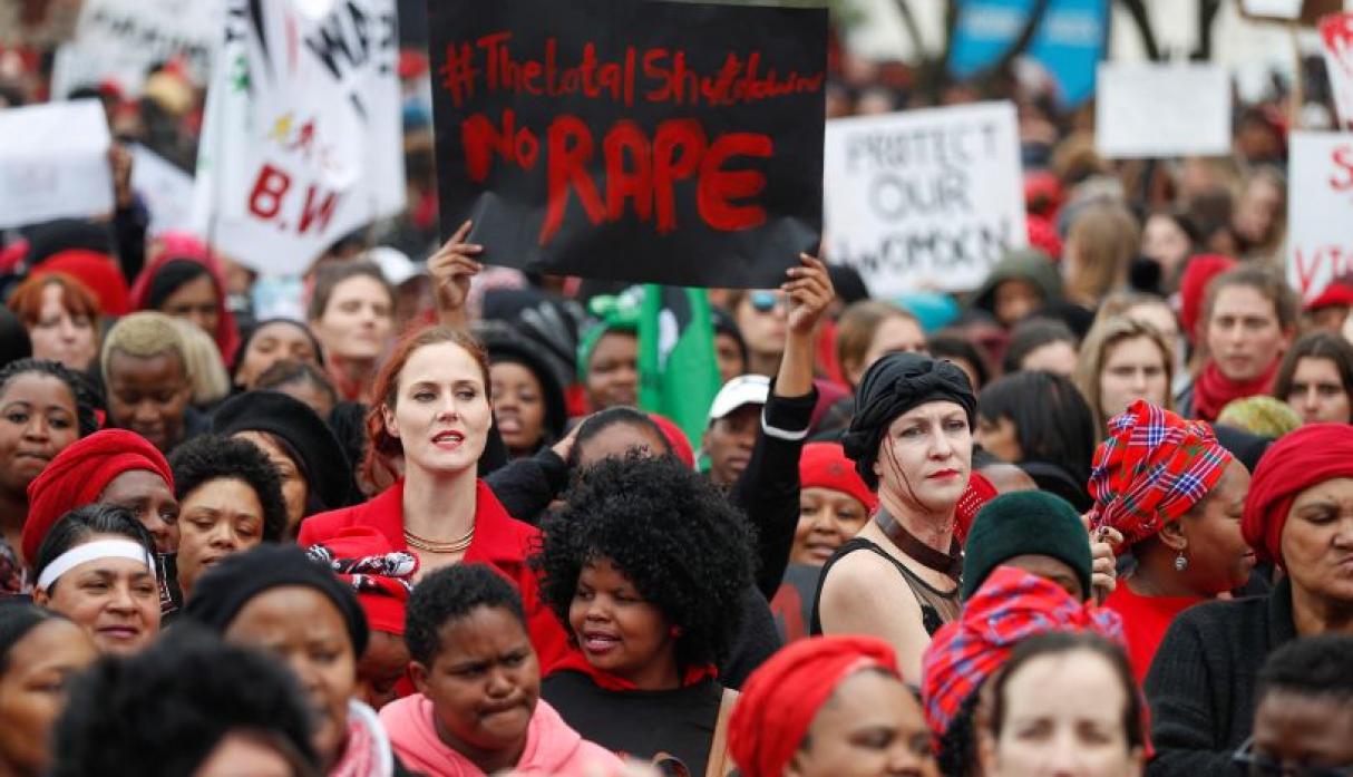 Miles de mujeres protestaron contra la violencia de género en Sudáfrica.