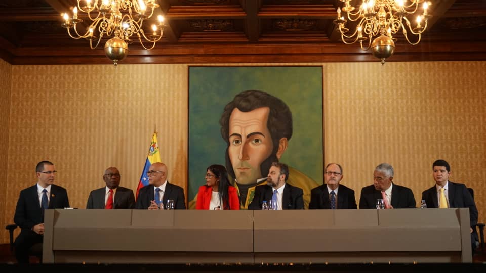 Como representantes de la oposición venezolana, el acuerdo fue firmado por Claudio Fermín, Timoteo Zambrano y Luis Romero.