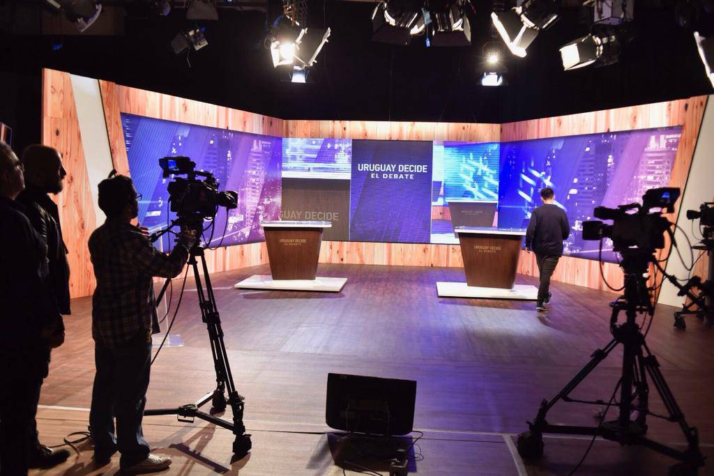 En el debate habrá cuatro moderadores y será transmitido por los canales de televisión y todos los medios así lo deseen.