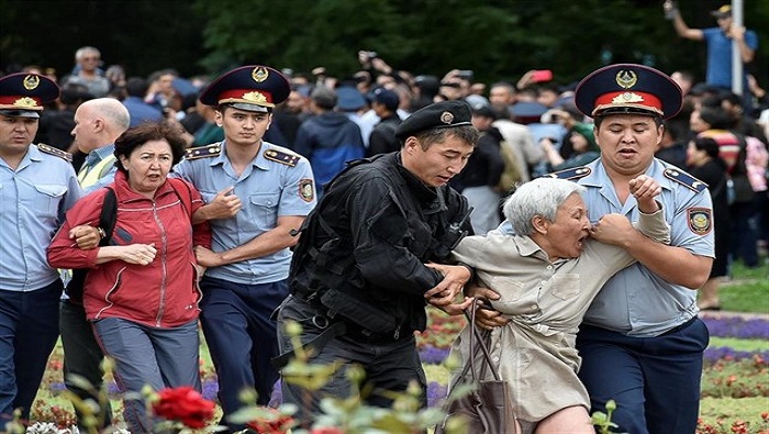 Desde la semana pasado se han dado varias manifestaciones similares en algunas ciudades kazajas, resultando detenidas varias personas.