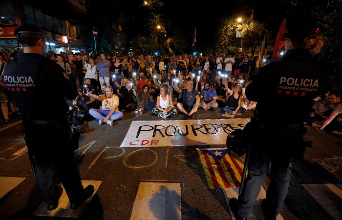 Un dispositivo de los Mossos d'Esquadra (Policía catalana) ha blindado la comisaría de la Guardia Civil en Barcelona.