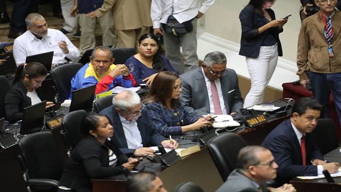 en la sesión se encuentra presente el diputado Juan Guaidó, quien ha sido acusado de tener vínculos con el grupo narco paramilitar colombiano Los Rastrojos.