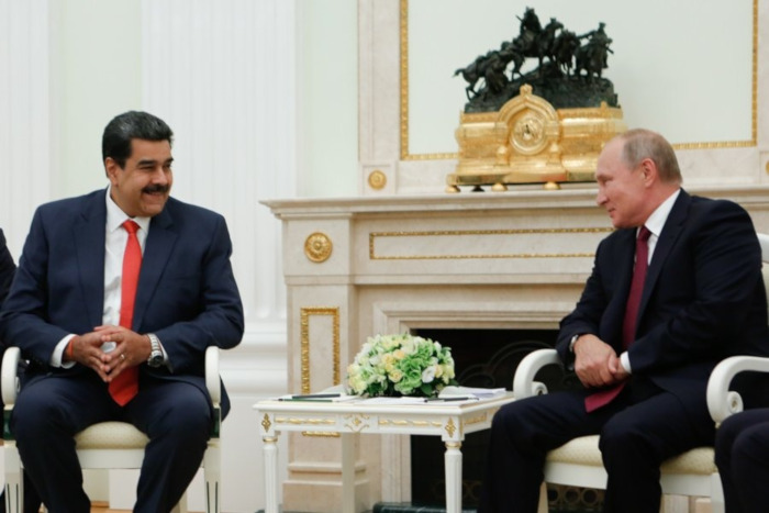 El presidente Maduro entregó a Putin la réplica del sable que usó el Libertador Simón Bolívar en la Batalla de Carabobo.