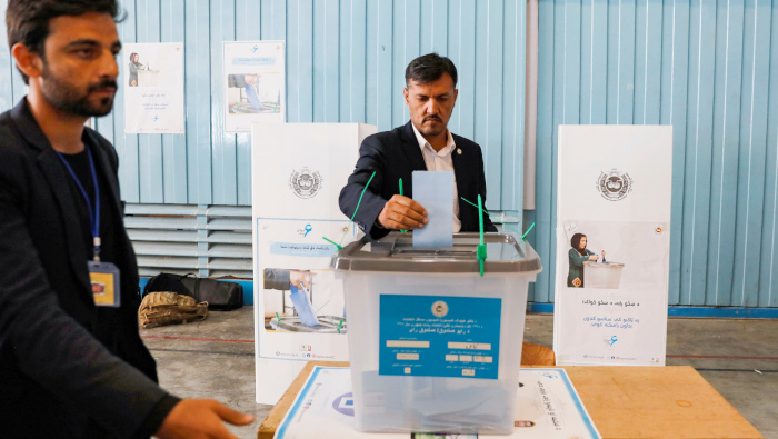 Un afgano emite su voto en las elecciones presidenciales este sábado en Kabul, Afganistán.