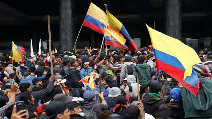 Miles de representantes indígenas, campesinos y organizaciones sociales arriban a Quito (capital) para unirse a las manifestaciones contra Moreno.