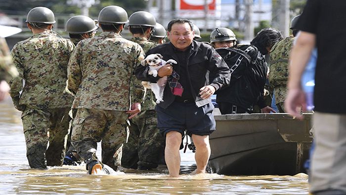 Militares participan en las tareas de rescate y evacuación por las inundaciones en Japón.