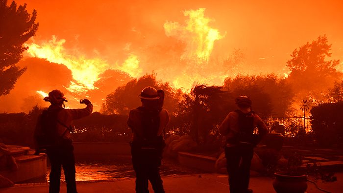 Al menos 1.000 bomberos participaron en las labores para controlar el incendio forestal.