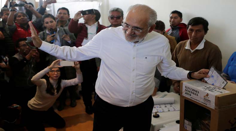 El candidato a la presidencia por el partido Comunidad Ciudadana, Carlos Mesa, votó en una escuela de la capital boliviana.