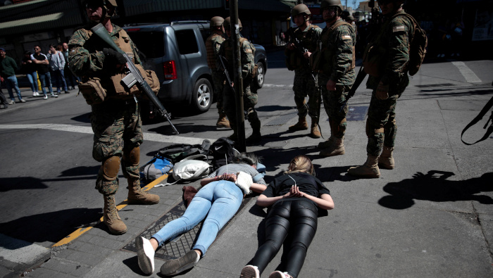 Soldados chilenos detienen a presuntos saqueadores, mientras continúan las protestas contra el Gobierno de Piñera.