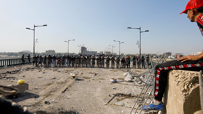 Policías iraquíes impiden protesta antigubernamental en Bagdad.