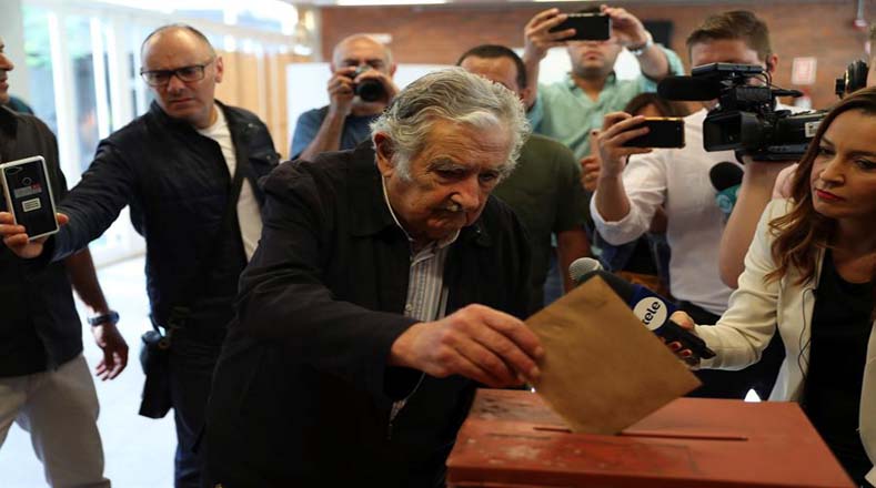 El expresidente uruguayo, Pepe Mujica acudió a votar este domingo 27 de octubre. En Uruguay 2,7 millones de personas están llamadas a participar en las elecciones generales.