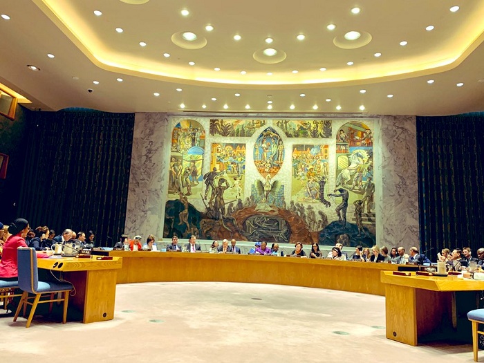 En el año 2000 se incluyó por primera vez en la agenda del Consejo de Seguridad el tema relativo a las mujeres, la paz y la seguridad, con la aprobación de la resolución 1325.