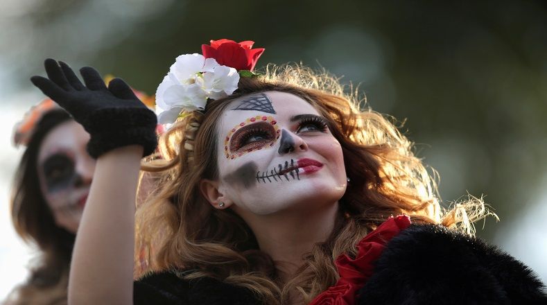  Los mexicanos también hacen cada año un desfile por el Día de Muertos, que les ha ganado una fama mundial por espectacular despliegue y creatividad.