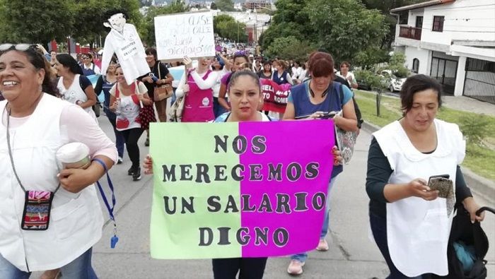 Los docentes de la educación pública argentina manifestaron que el alto índice inflacionario en la nación les merma los salarios y por ende la calidad de vida.