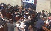 El senador colombia Roy Barreras presenta acusaciones en moción de censura contra el ministro de Defensa Guillermo Botero.