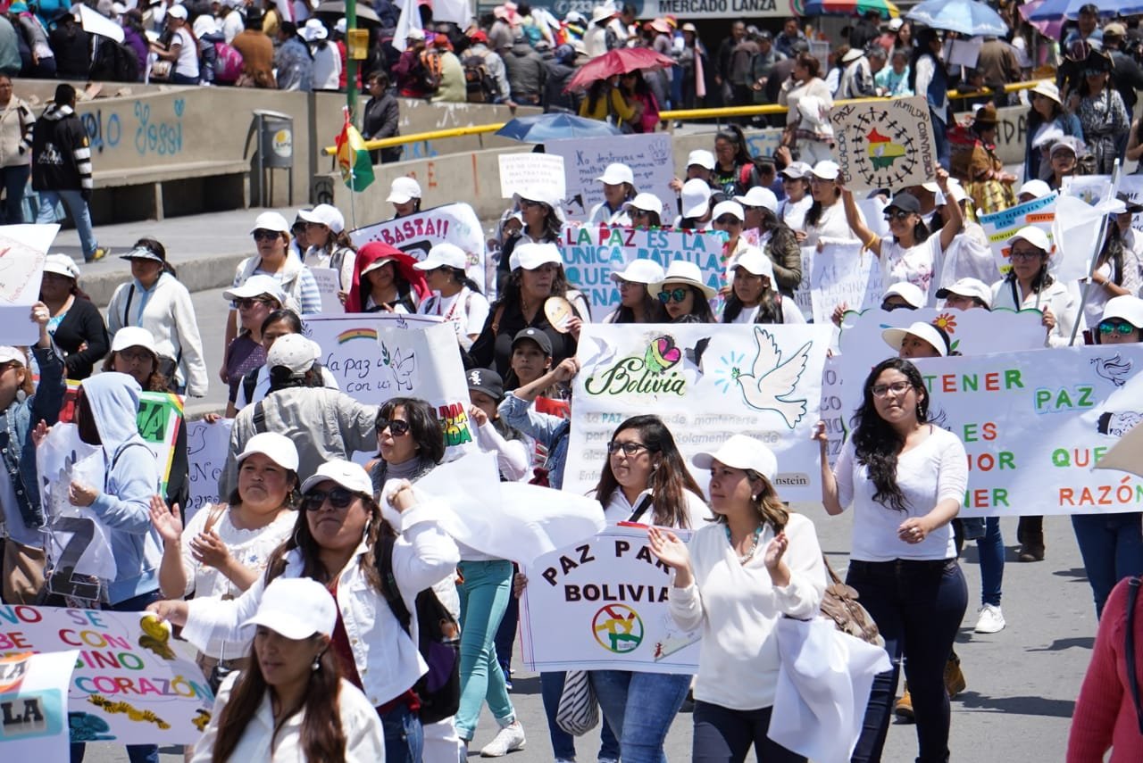 Las mujeres en La Paz se solidarizaron con sus compañeras agredidas en Cochabamba el pasado 6 de noviembre.