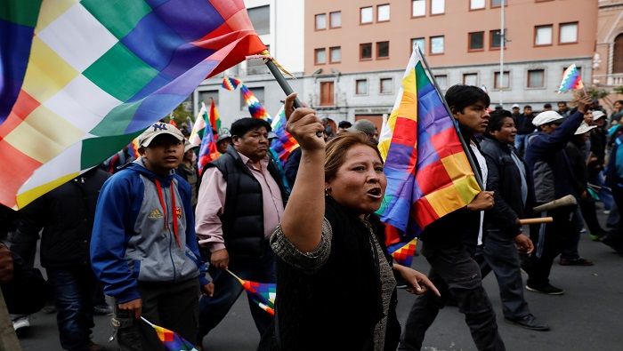 Miles de campesinos marcharon con la bandera indígena whipala para exigir justicia por los actos de violencia por parte de la oposición en medio del golpe de Estado a Evo Morales.