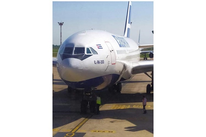 Los médicos despegaron en un avión de Cubana de Aviación desde el aeropuerto internacional Viru Viru en la ciudad de Santa Cruz, Bolivia