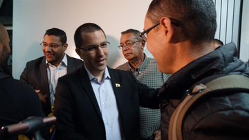 A su llegada, fueron recibidos por el canciller venezolano, Jorge Arreaza, según evidenciaron las imágenes.