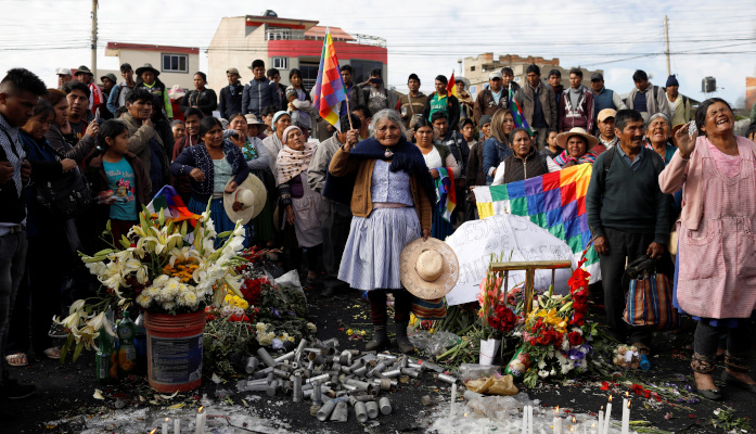 Partidarios del presidente boliviano Evo Morales lloran la muerte de un hombre en la región de Sacaba.