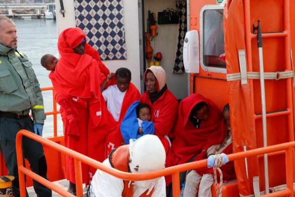Los equipos de Salvamento Marítimo continúan trabajando para buscar a los desaparecidos, con varios equipos, como el buque María Zambrano o el avión Sasemar 101.