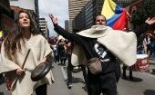 Una manifestante golpea una olla durante una protesta mientras continúa una huelga nacional en Colombia.