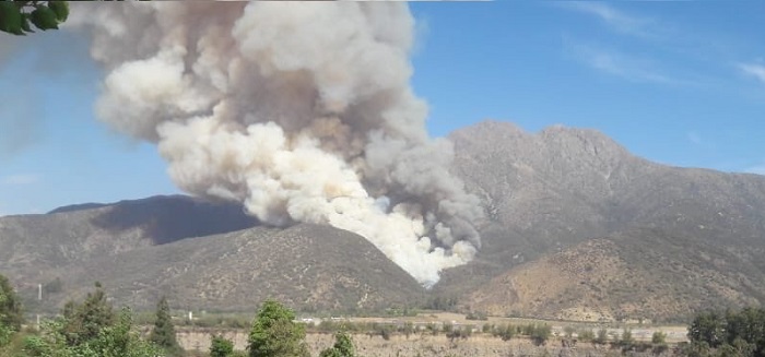 La Gobernación de la provincia de Cordillera, envió helicópteros para controlar el incendio forestal, el cual afecta alrededor de 20 hectáreas.