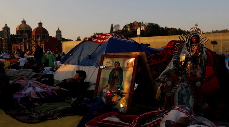 Por estos días es común ver campamentos improvisados de los peregrinos, en los que descansan hacia la Ciudad de México, donde se erige el templo guadalupano.