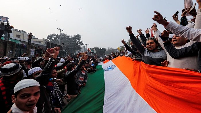 Los manifestantes en India alegaron que esta enmienda legal excluye a los inmigrantes musulmanes de la vía a la ciudadanía.
