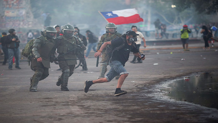Los carabineros cuentan con diversas armas y el permiso de sus autoridades para arremeter en contra de los manifestantes chilenos, mientras las denuncias de violación de derechos humanos se acumulan.