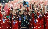 Los jugadores del conjunto inglés del Liverpool levantan el trofeo del mundial de clubes.
