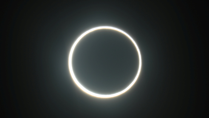 La Luna pasa entre el Sol y la Tierra durante un eclipse solar anular en Emiratos Árabes Unidos.