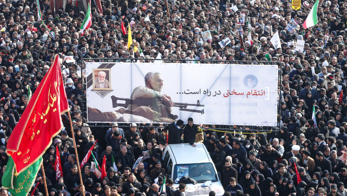 Miles de iraníes acudieron en la procesión fúnebre en honor al general Qassem Soleimani.