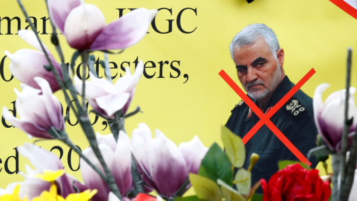 La imagen del general Soleimani se ve en una pancarta, durante una protesta de sus partidarios en Bruselas, Bélgica.