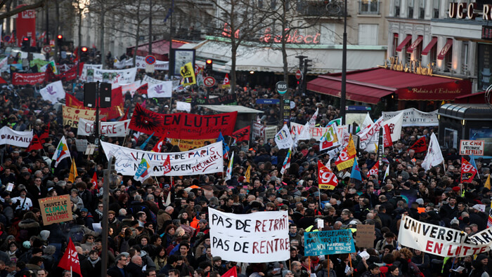 Más de 82,000 personas se manifestaron contra la reforma de pensiones en 50 ciudades fuera de París.