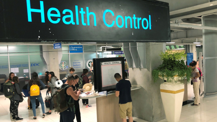 Puesto de control de salud en el aeropuerto internacional de Suvarnabhumi en Bangkok, Tailandia.