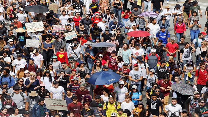 Miles de colombianos reclaman el cumplimiento de los Acuerdos de Paz por parte del presidente Duque.