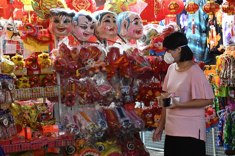 En Singapur, las personas recorren los mercados en busca de recuerdos para la celebración del año 4.718 en el calendario lunar.