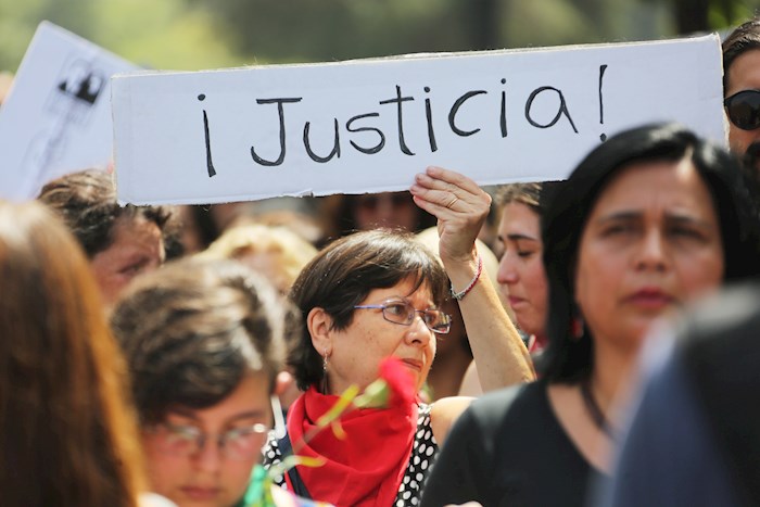El 14 de diciembre pasado se impuso la querella contra el presidente, Sebastian Piñera  a quien los chilenos responsabilizan de crímenes de lesa Humanidad