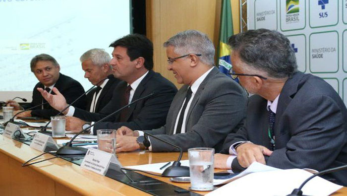El ministro de Salud brasileño, Luiz Henrique Mandetta, aconsejó a la comunidad sobre la prevención del 2019-nCoV.