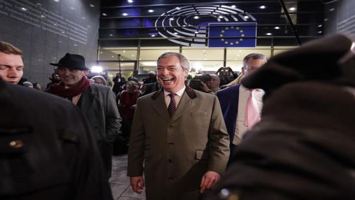 El eurodiputado del Partido del Brexit, Nigel Farage, representa la salida de Reino Unido de la UE y declara 